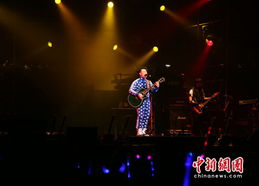 陈奕迅在舞台上深情演唱