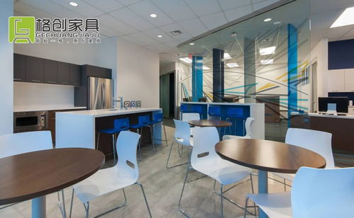 办公室中一位前辈指导新人工作