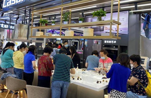 一位年轻人在数码店里用旧手机换取新款手机