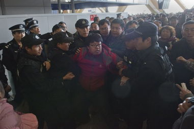 母子错过航班大闹 为何不能“通融”