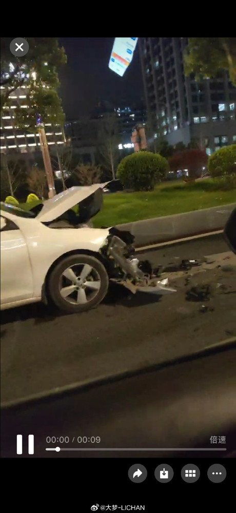 小米YU7测试车发生车祸现场图