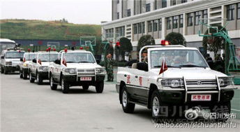 城市夜景与警察巡逻车