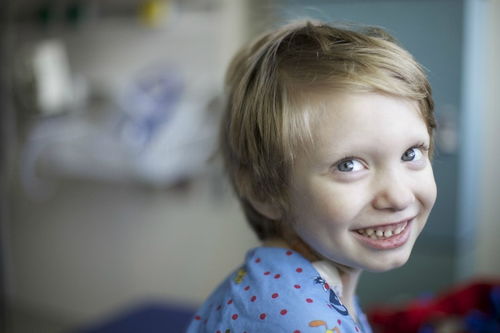 术后男孩露出灿烂笑容