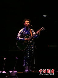 陈奕迅在舞台上的演唱画面