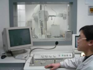 医院放射科医生正在操作X光机