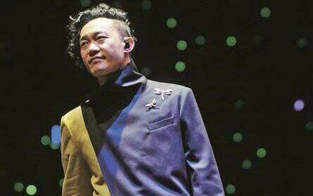 陈奕迅在录音棚工作的现场照片