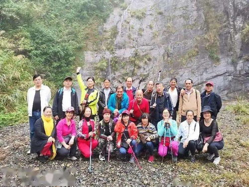 宝泉山顶一群户外爱好者合影