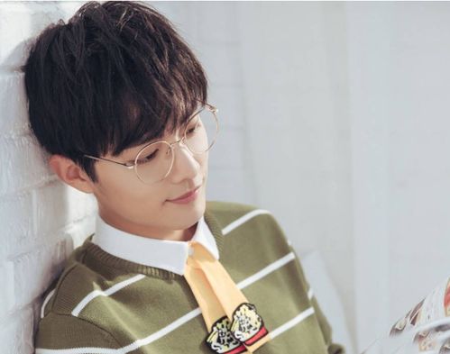 肖战手持小风扇在后台补妆