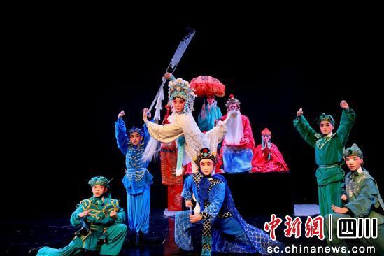 青少年在梨花杯上表演京剧片段