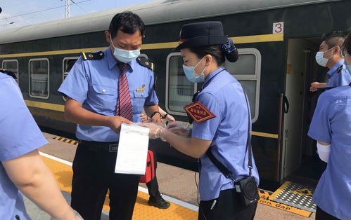 机场工作人员协助旅客办理手续