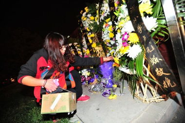 武汉市民在案发地献花悼念遇难者