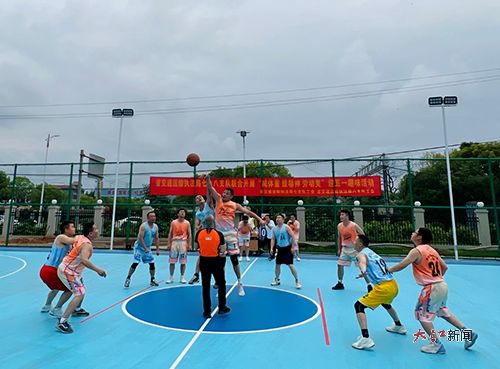 篮球场上两队激烈对抗