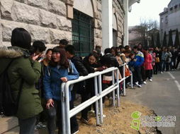 球迷在天泰体育场外排队等待入场