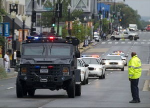 案发现场警车与围观群众