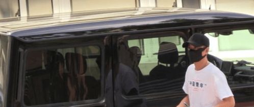 新手第一次独自开车上路表情专注