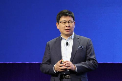 余承东发布会尾声多次激动挥拳，网友：这才是真性情的“余大嘴”！