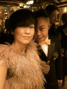 徐濠萦陪伴陈奕迅在医院外散步的照片