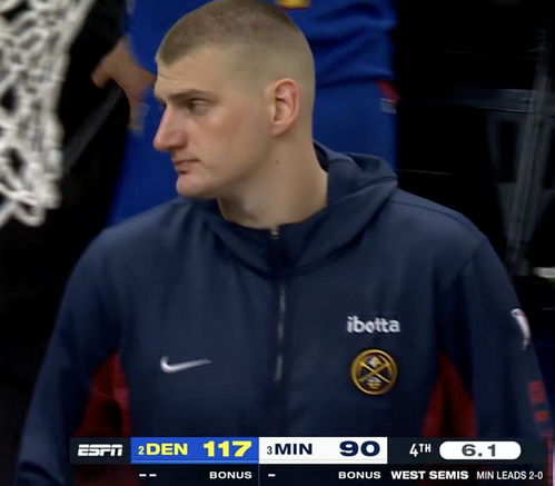 约基奇在比赛中表情严肃