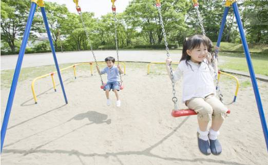 男孩从秋千摔落，被来回撞击3次！意外背后值得深思