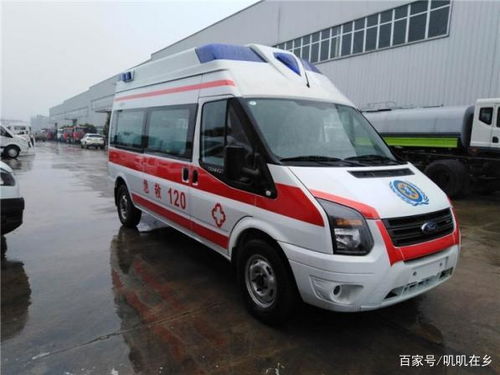 救护车停靠路边等待出车