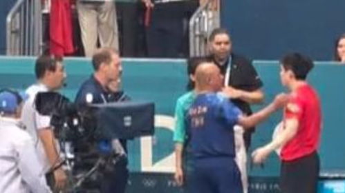 王楚钦球拍胶皮被揭事件全解析：从奥运夺冠到赛场意外背后的故事