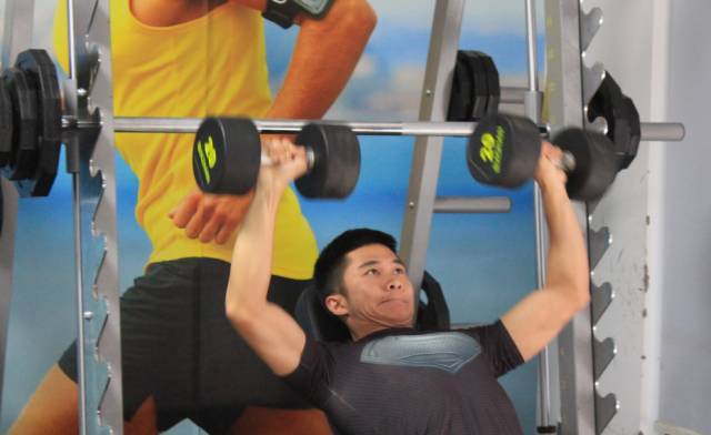 一位中年男子正在健身房锻炼