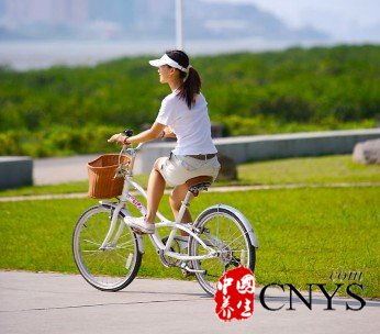 86岁父亲每日陪伴失偶儿子，孙子：他凌晨5点就离开，感动全网