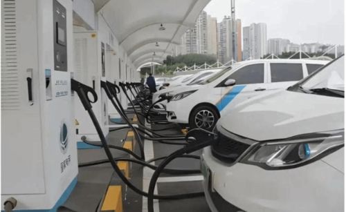 新能源汽车充电站繁忙景象