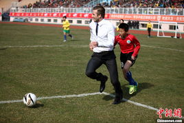 黄渤在青岛天泰体育场与球迷互动