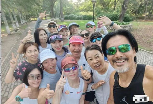 周润发在晨跑中挥汗如雨