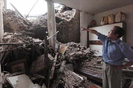 鼓楼坍塌后现场图片