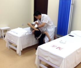 Lisa在医院接受治疗的照片