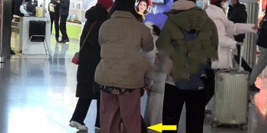 错过航班耽误孩子考公？女子机场崩溃跪地哭喊，真相让人揪心