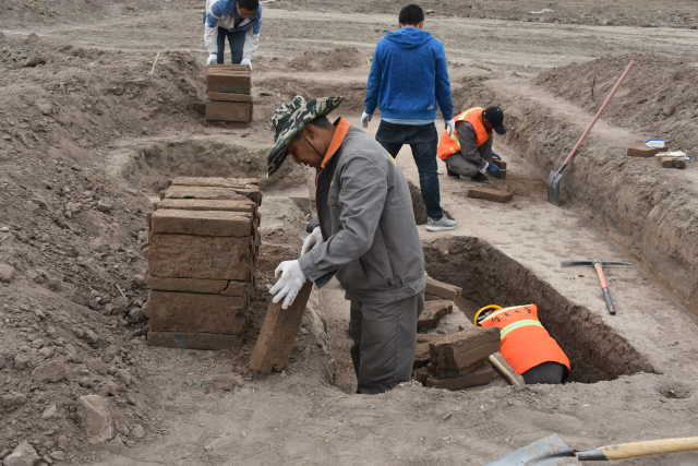 考古专家现场勘测场景