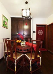 一家人围坐客厅下象棋