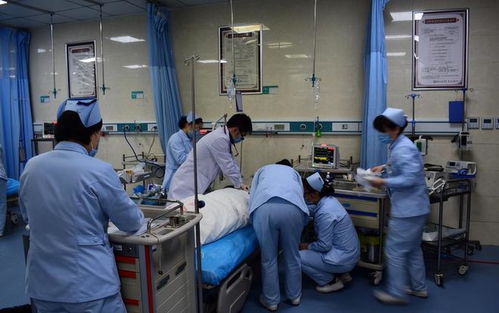 医院急诊室医护人员抢救病人场景