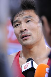 孙杨接受媒体采访神情疲惫