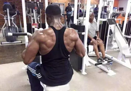 拜登在健身房锻炼