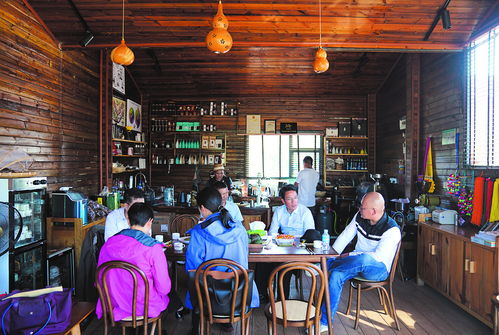 130斤小伙与400斤女生相恋：三年花33万，见过5次面！真实爱情还是情感操控？