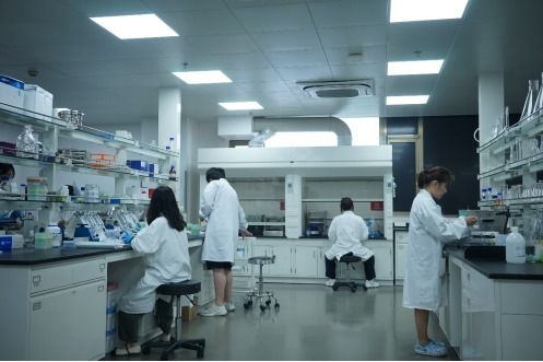 实验室学生操作场景