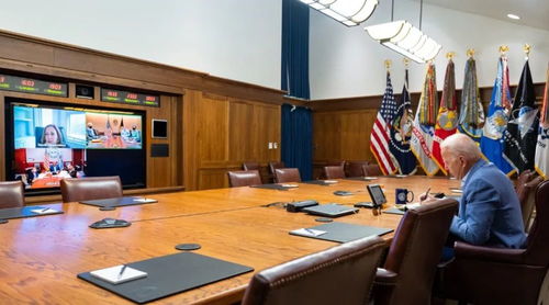拜登通过视频会议与团队沟通
