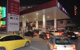 加油站排队加油场景