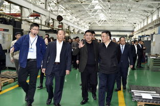 茅台与五粮液高层在会议室中握手合影