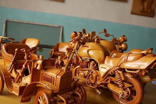 一位老人专注雕刻木雕