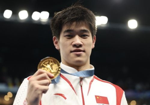 潘展乐在训练场上专注练习