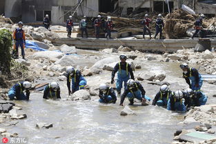 救援人员在洪水中搜寻失踪者