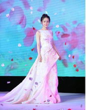 刘亦菲穿着粉色礼服在阿布扎比沙漠中行走