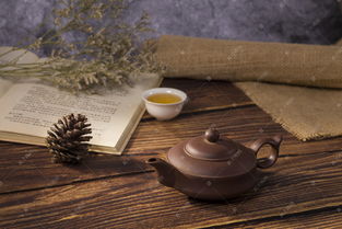 一本安静放在桌上的书和一杯咖啡