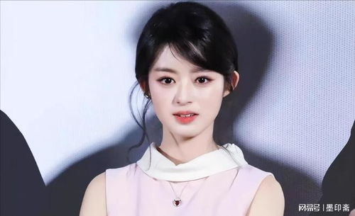 黄杨钿甜成人礼佩戴钻石耳环