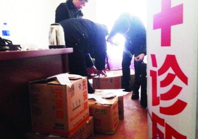 执法人员查封涉事医院药品仓库